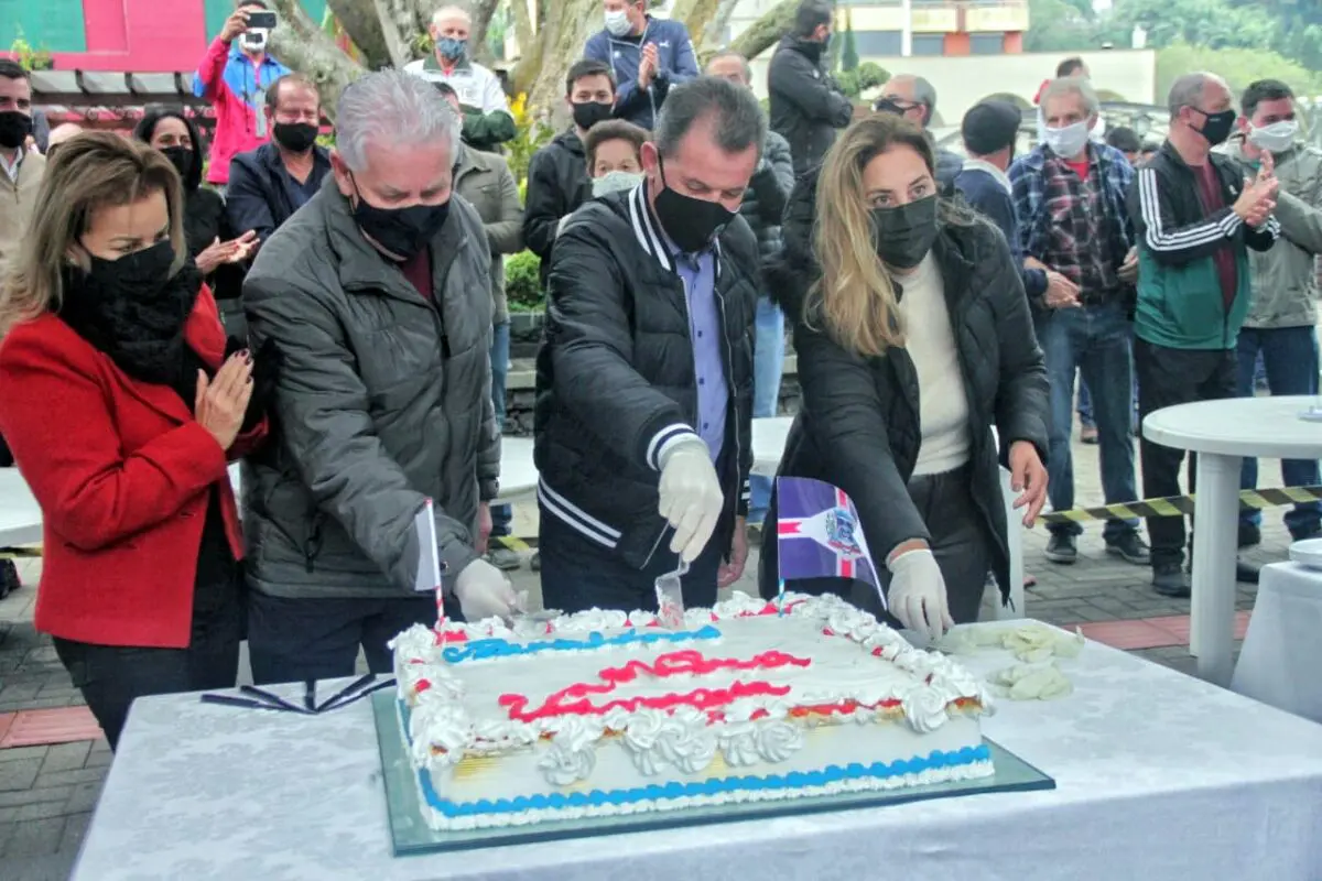 Nova Veneza celebra 130 anos com entrega de rua e corte de bolo