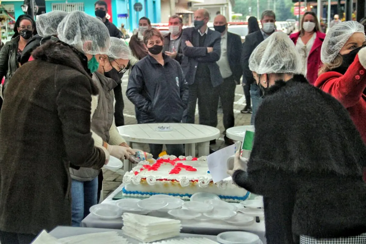 Nova Veneza celebra 130 anos com entrega de rua e corte de bolo