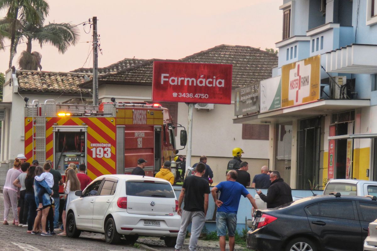 Com apoio de voluntários, bombeira comunitária evita grande prejuízo em incêndio em Nova Veneza