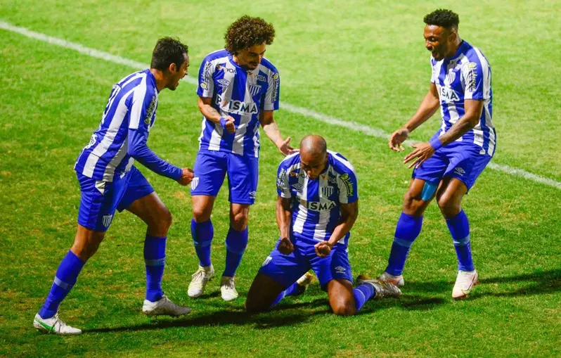 Em alta com a torcida, jogador colombiano comemora seu primeiro gol com a camisa do Avaí