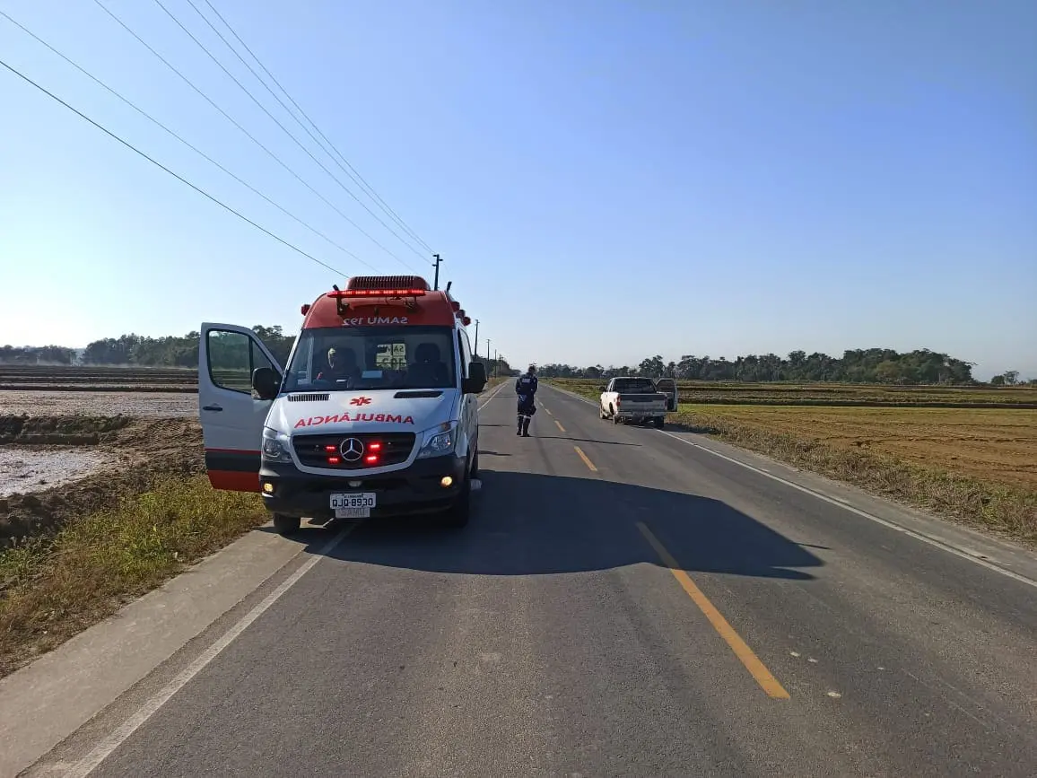 Roda de caminhonete se solta e atinge mulher que caminhava no interior de Nova Veneza