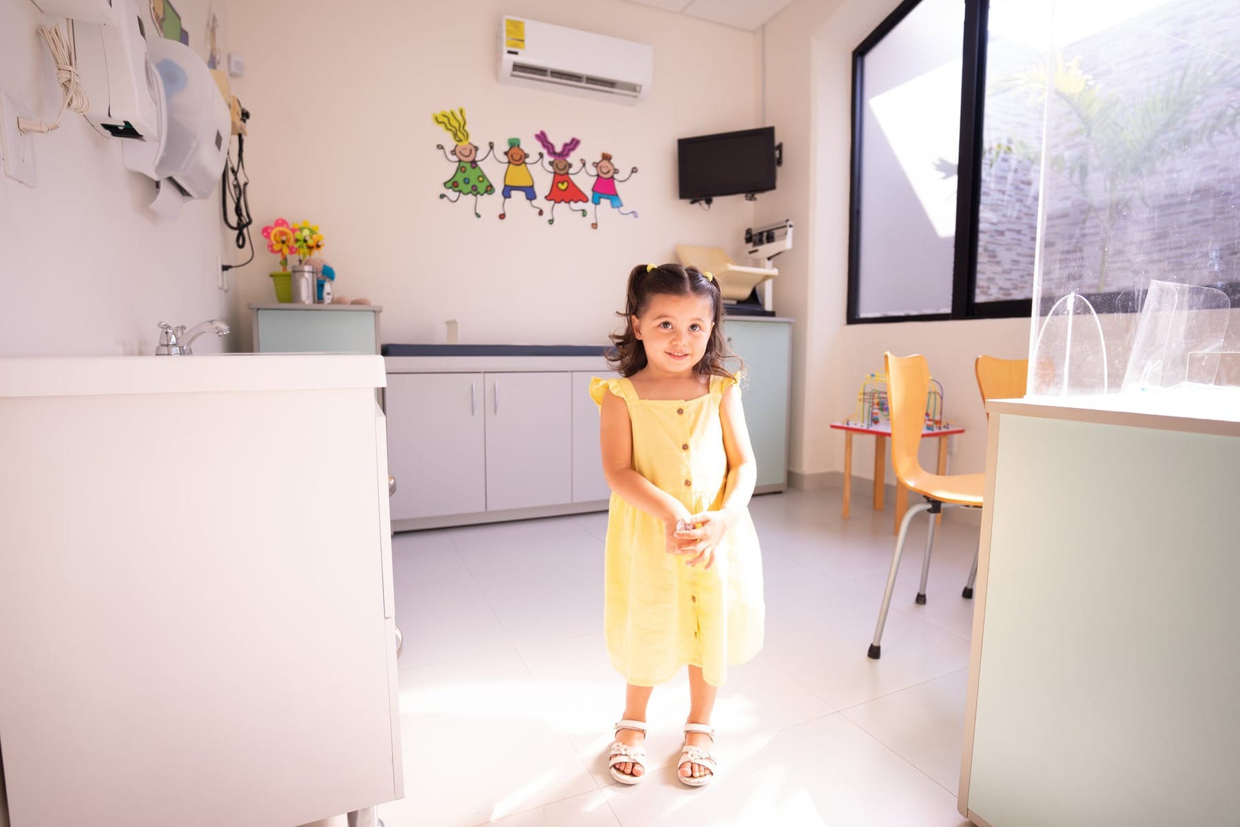 Perda auditiva na infância pode afetar desenvolvimento escolar e social da criança. Saiba quais sinais observar 1 Criança