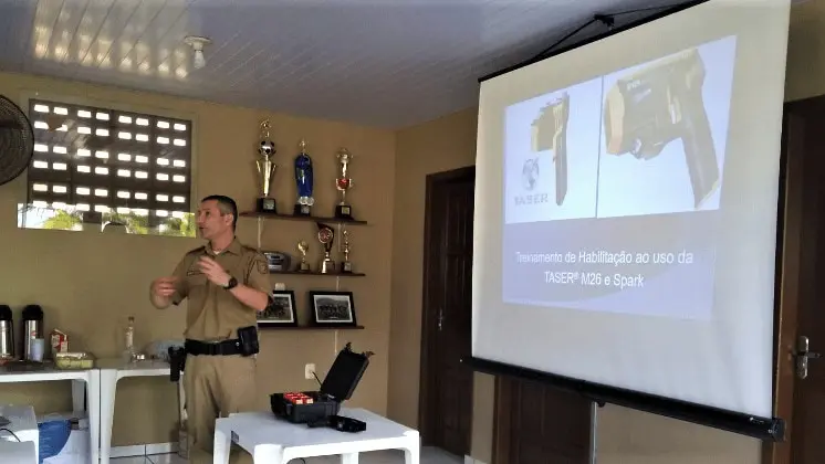 Policiais de Nova Veneza recebem treinamento para uso de dispositivos elétricos incapacitantes