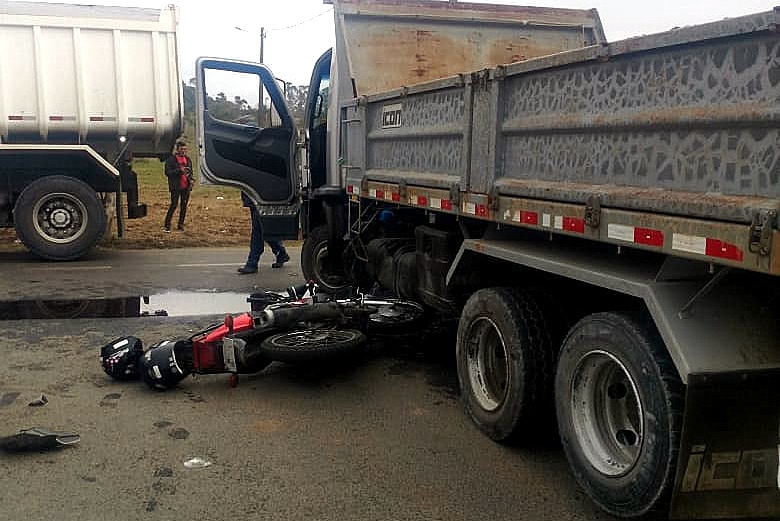 Caminhão de Nova Veneza se envolve em acidente de trânsito em Forquilhinha