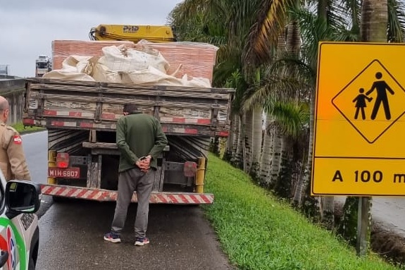 Caminhão furtado em Nova Veneza é recuperado pela PM em Joinville