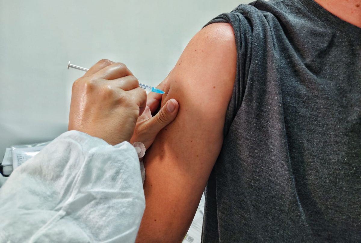 Pessoas com 20 e 21 anos começam a ser vacinadas a partir desta sexta-feira (20)