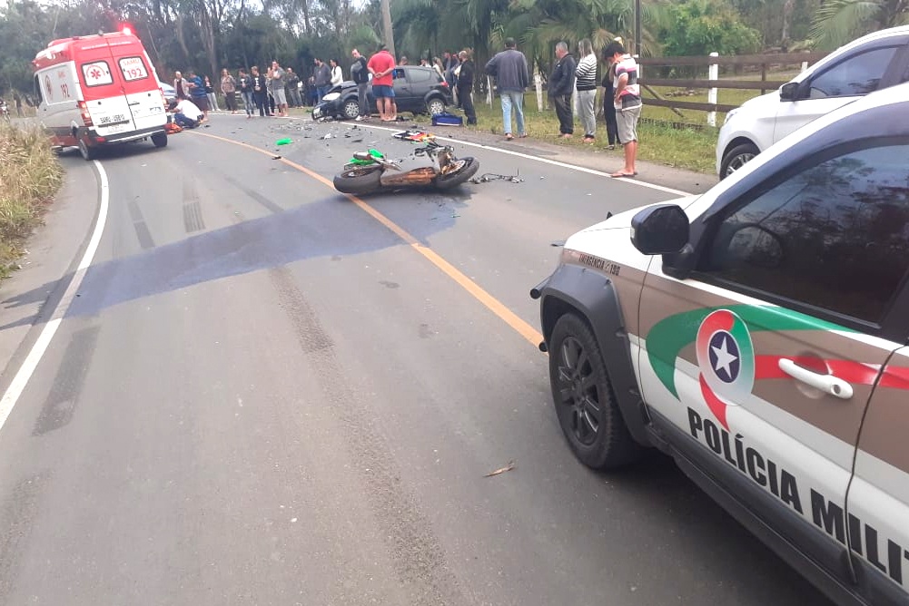 Grave acidente entre moto e carro é registrado no interior de Nova Veneza