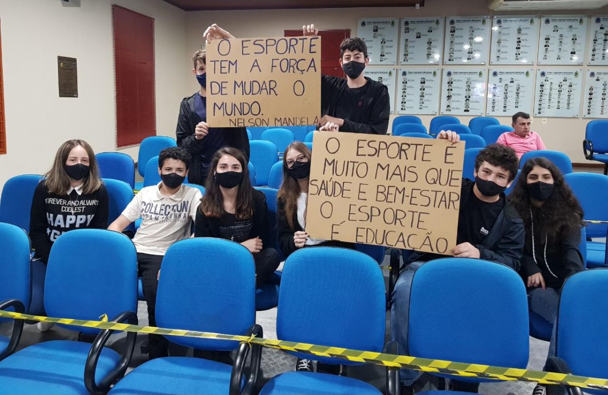 Alunos trazem para sessão da Câmara abaixo assinado que pede construção de pista de skate 1 Alunos trazem para sessão da Câmara abaixo assinado que pede construção de pista de skate