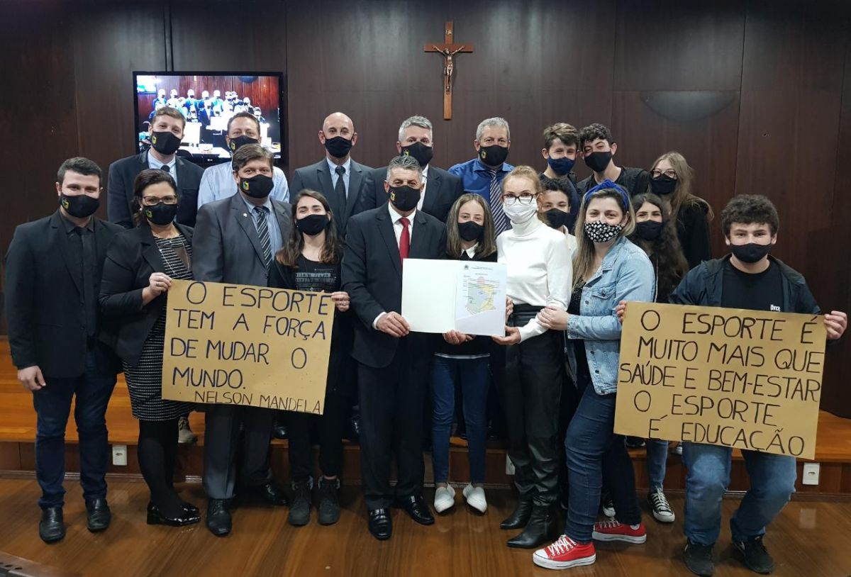 Alunos trazem para sessão da Câmara abaixo assinado que pede construção de pista de skate