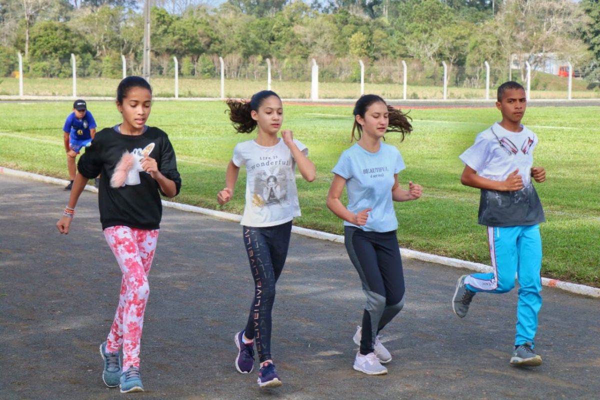 DME de Nova Veneza conta com escolinha de atletismo infantil