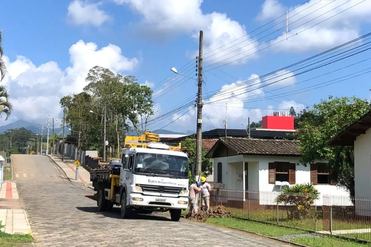 Manutenção da rede elétrica da Celesc no Centro de Nova Veneza.