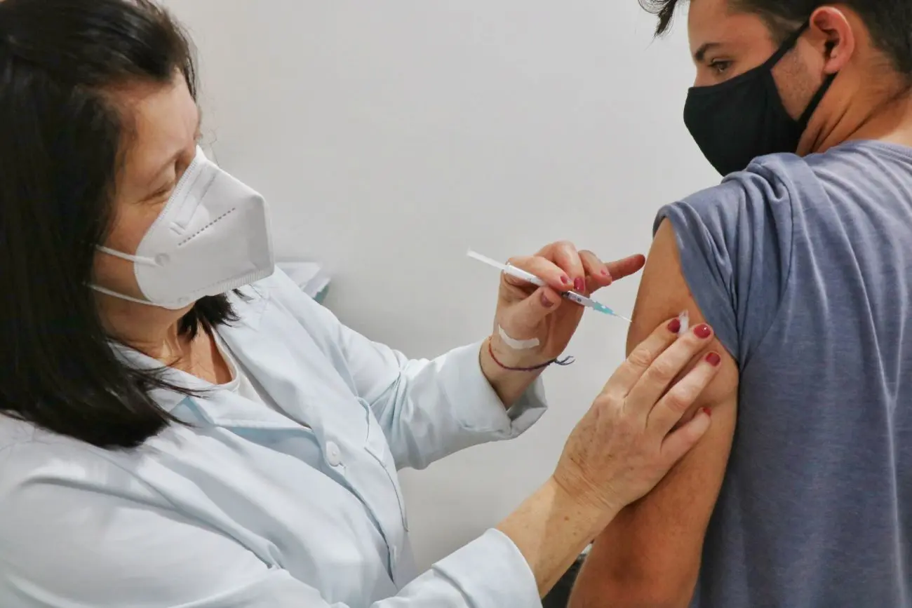 Nova Veneza recebe 180 vacinas e continua vacinação de adolescentes