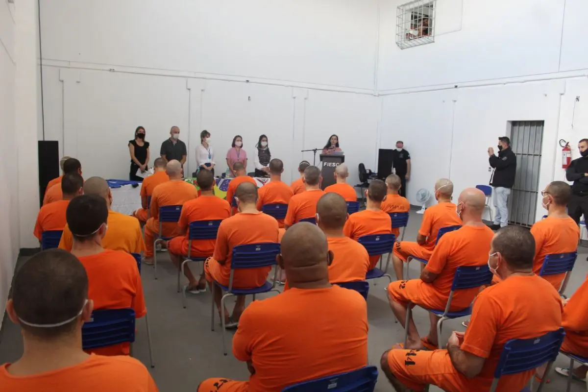 Em Criciúma, 250 detentos finalizam curso na área de costura