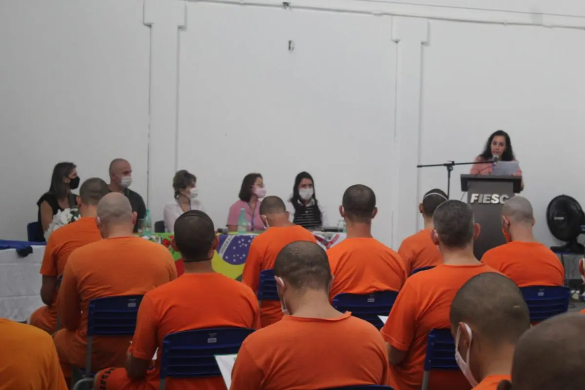 Em Criciúma, 250 detentos finalizam curso na área de costura