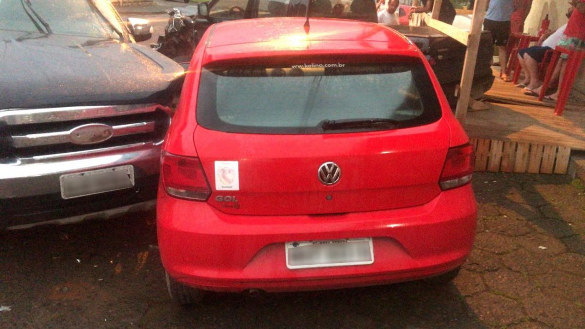 Em Nova Veneza, condutora perde o controle da direção e caminhonete colide em veículos estacionados