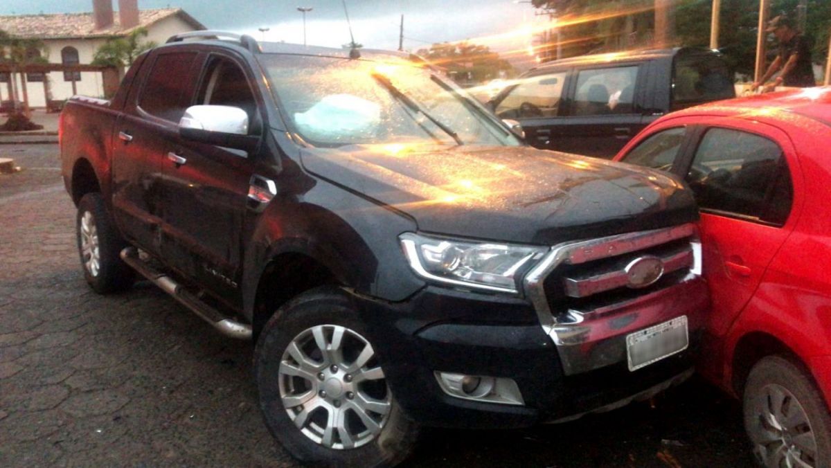 Em Nova Veneza, condutora perde o controle da direção e caminhonete colide em veículos estacionados