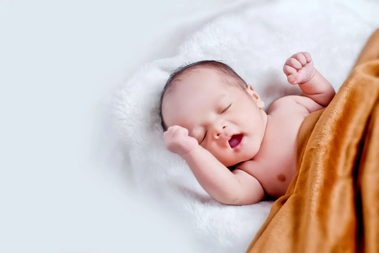 Hábito de enrolar o bebê para dormir traz riscos, alertam os médicos