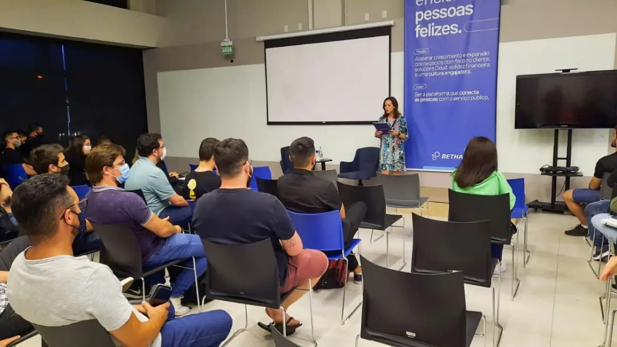 Betha forma primeira turma do seu curso gratuito de programação