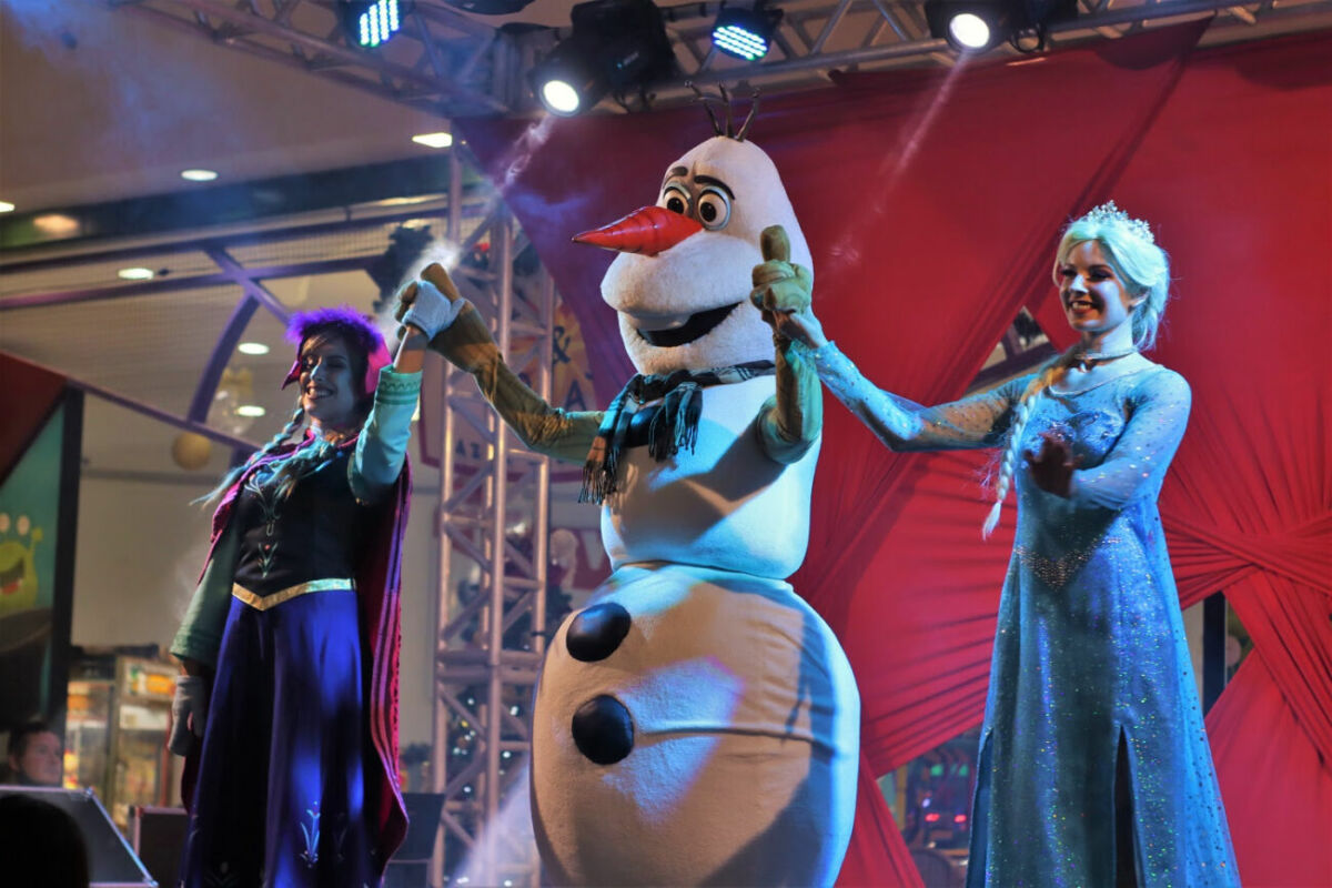 Espetáculo musical “Frozen” encanta famílias no Criciúma Shopping