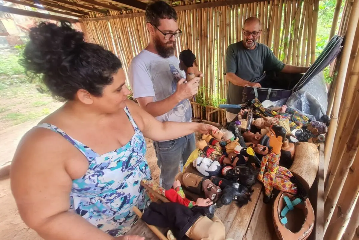 Bonequeiro de Nova Veneza faz vivência no Terno de Reis em Minas Gerais