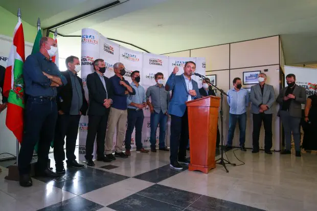 Em Forquilhinha, governador confirma melhorias no aeroporto e mais R$ 61 milhões para municípios