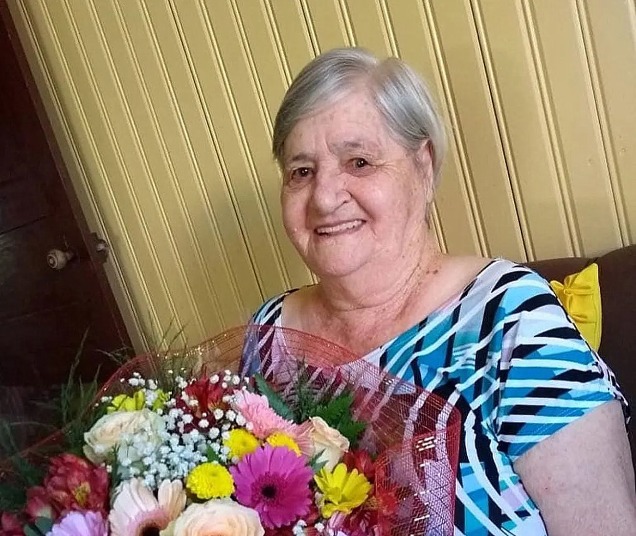 Maria Ronchi Ghislandi com um buquê de flores nas mãos