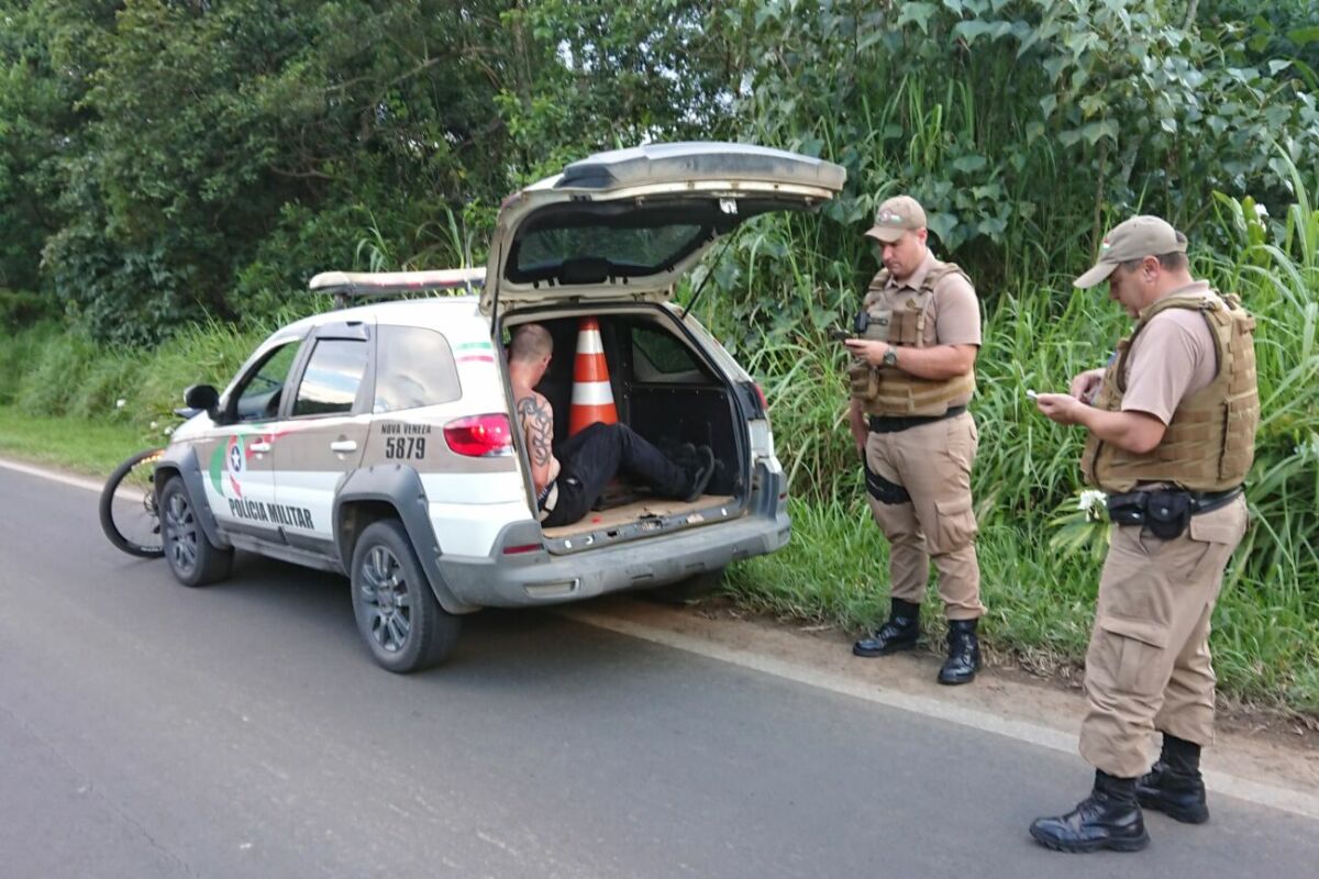 Homem é detido pela PM logo após furtar bicicleta em Nova Veneza 1 Policiais com um ladrão
