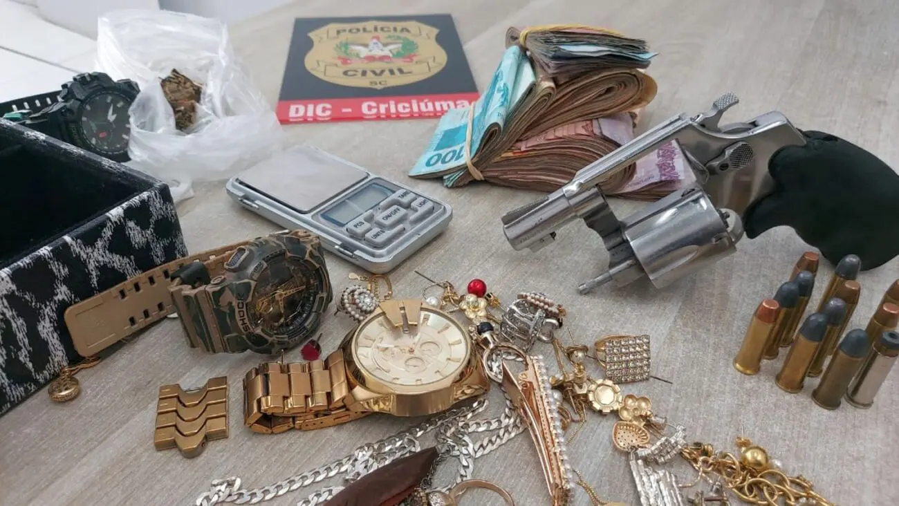 Operação Midas 157: Polícia Civil apreende arma de fogo, munição, dinheiro, drogas e joias
