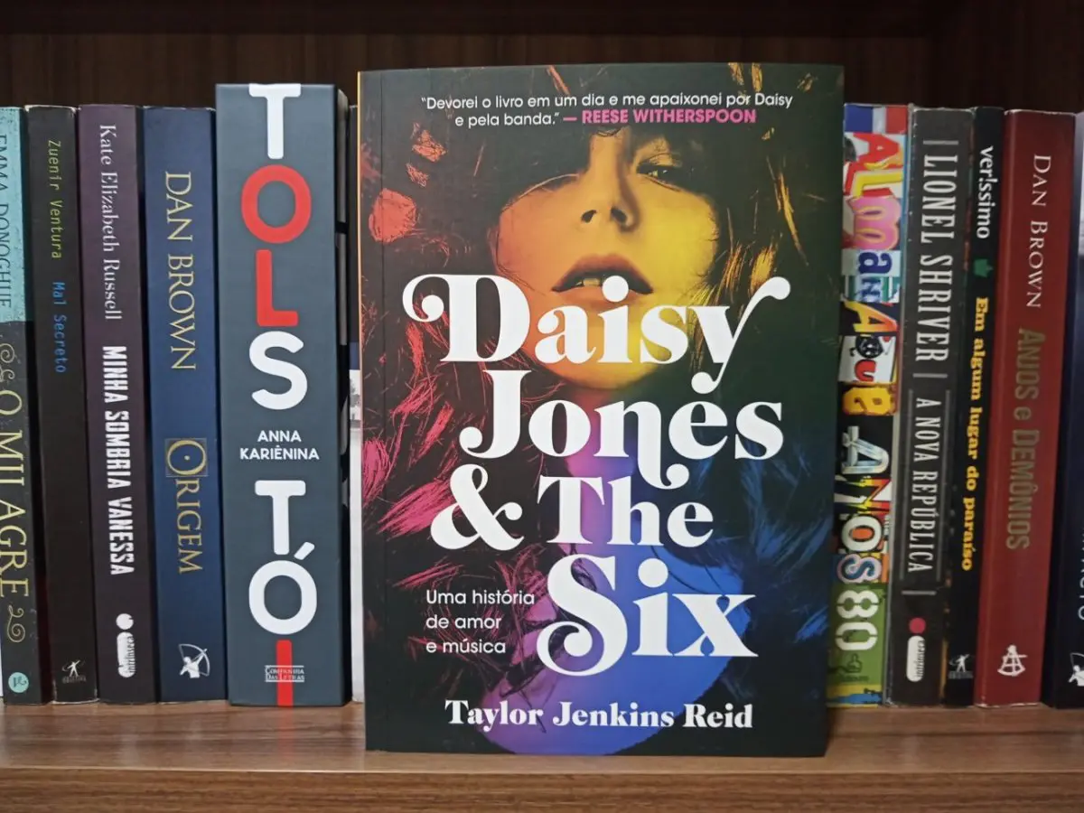 Resenha Daisy Jones & The Six: detalhes dos bastidores de uma banda de rock