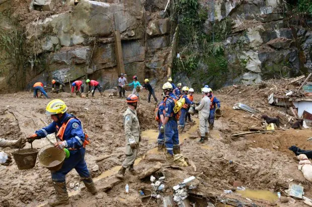 Equipe do CBMSC localiza 10 vítimas entre os escombros em Petrópolis