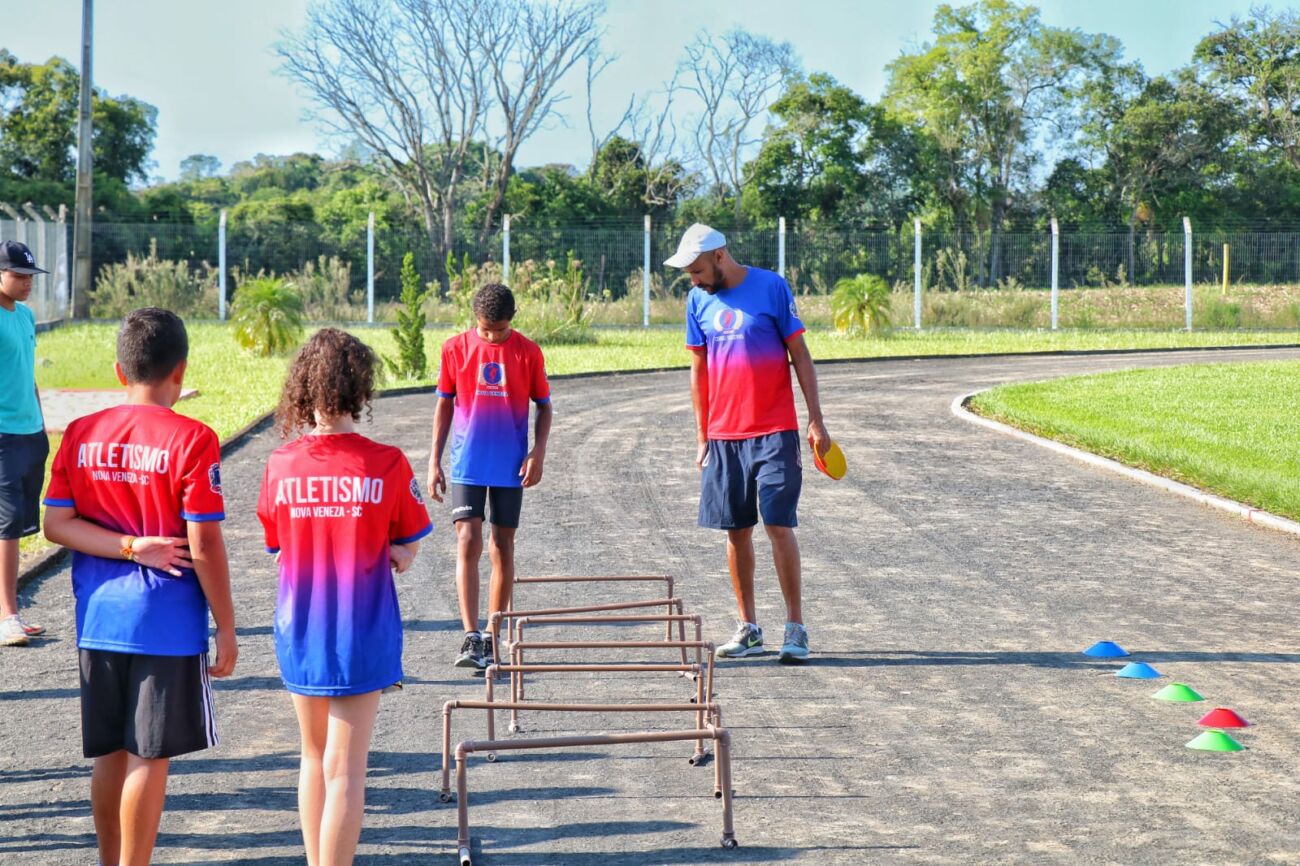 <strong>Com 20 medalhas conquistadas em 2021, escolinha de atletismo retoma atividades</strong> 3 <strong>Com 20 medalhas conquistadas em 2021, escolinha de atletismo retoma atividades</strong>