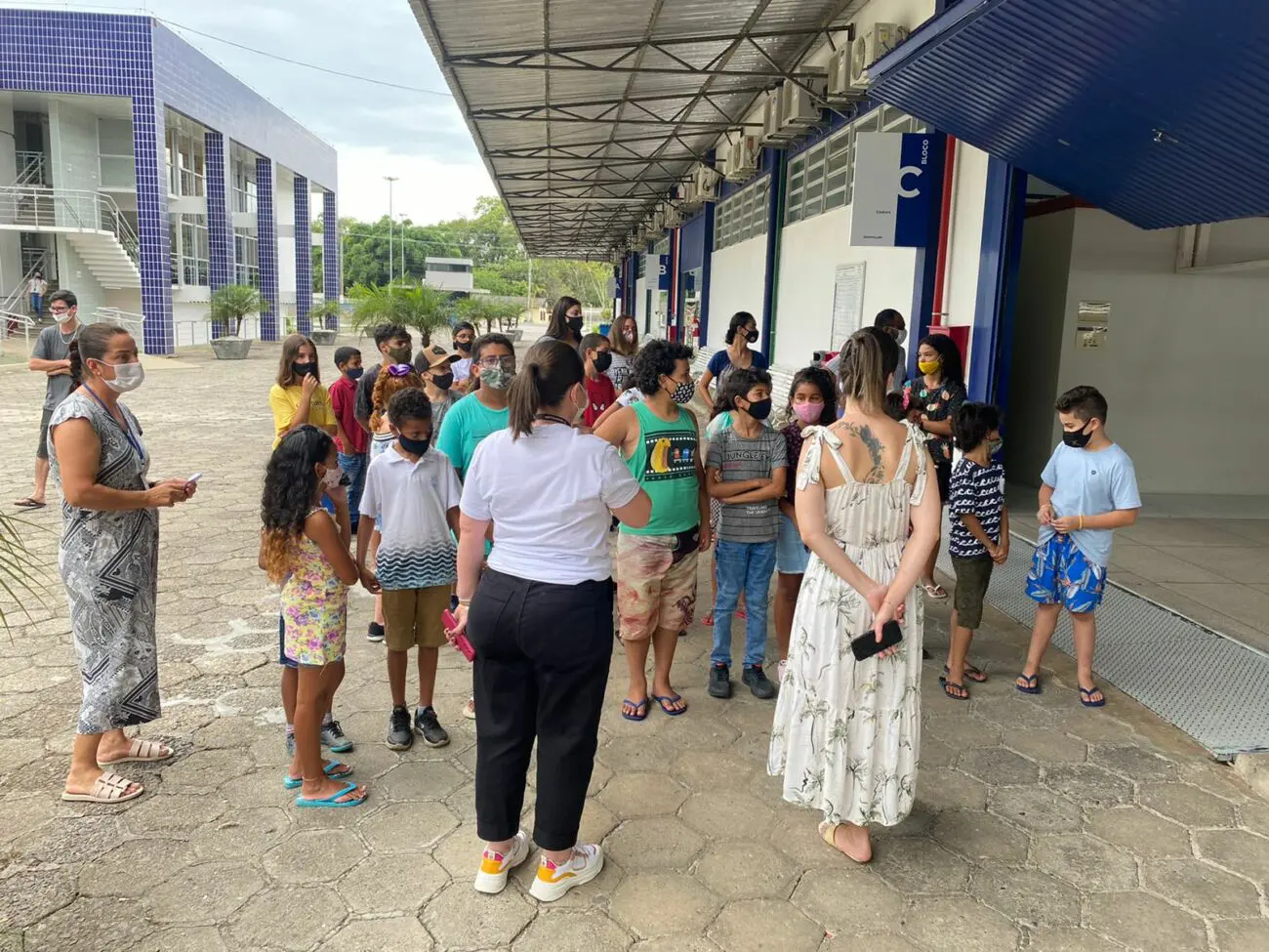 Crianças se despedem das férias com visita à fábrica de jeans