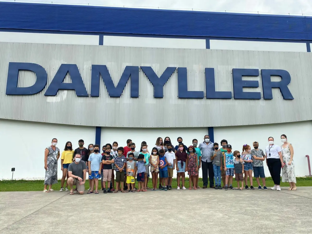 Crianças se despedem das férias com visita à fábrica de jeans