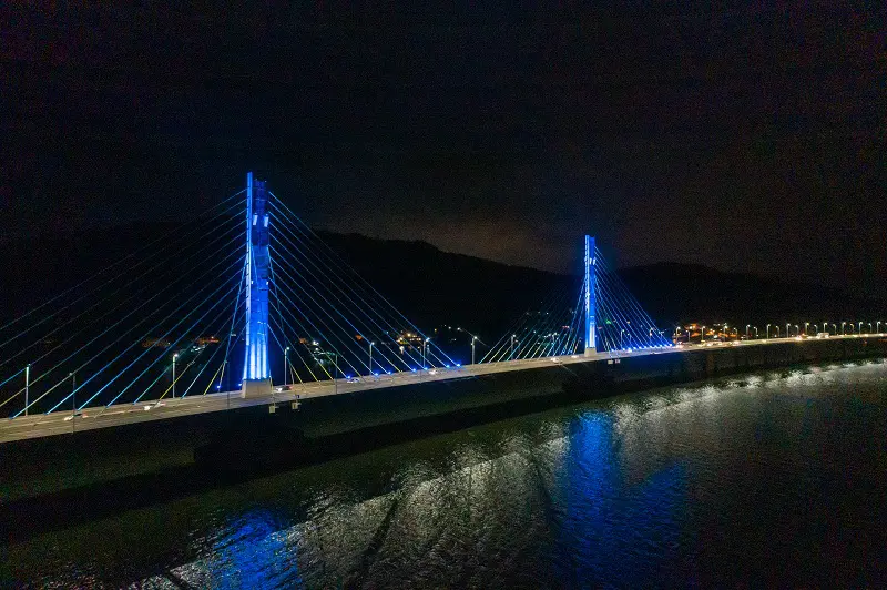 Toda azul, ponte Anita Garibaldi homenageia Dia Mundial da Água