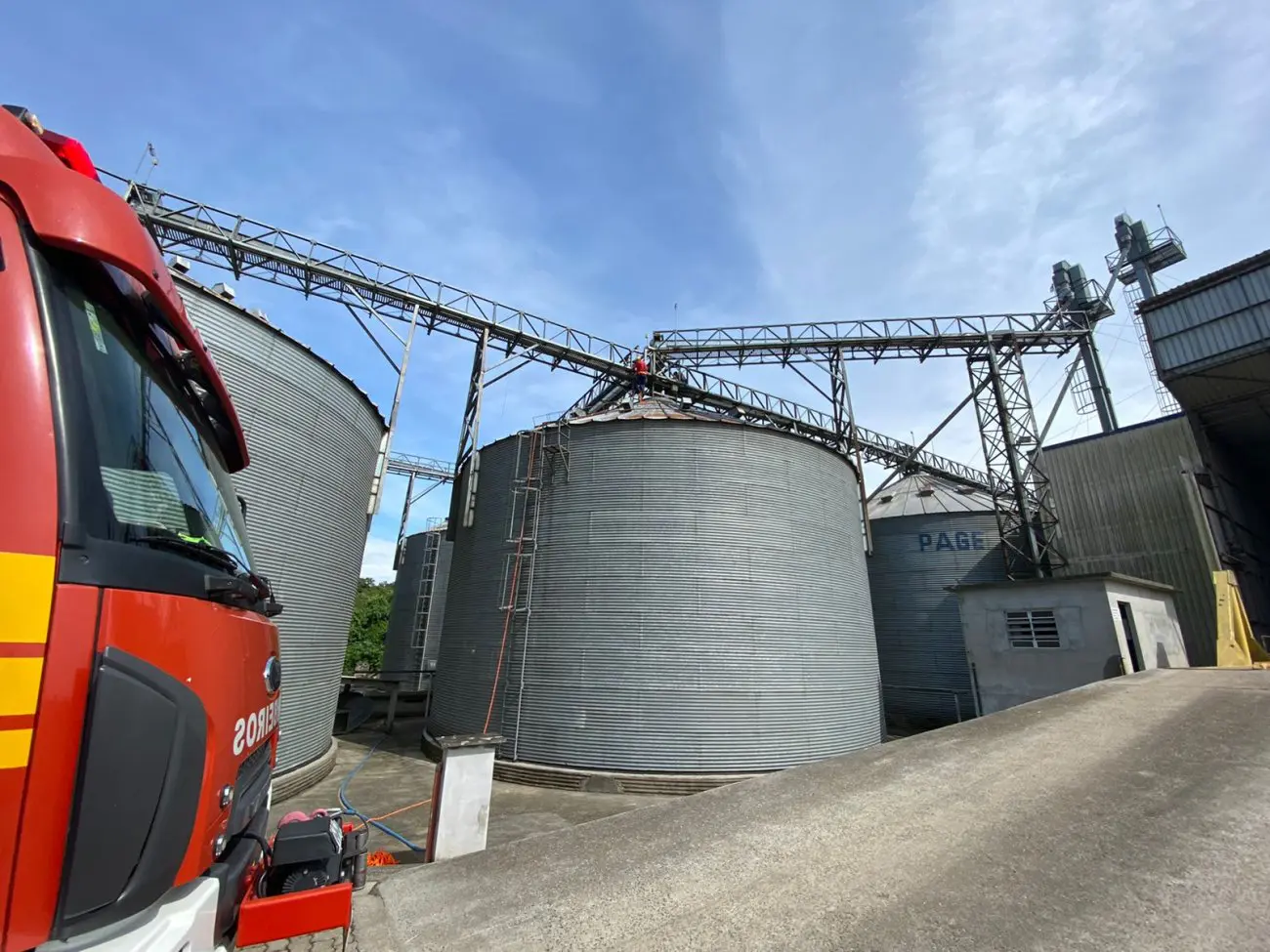 Trabalhador é resgatado pelo Corpo de Bombeiros após mal-estar em cima de silo de arroz