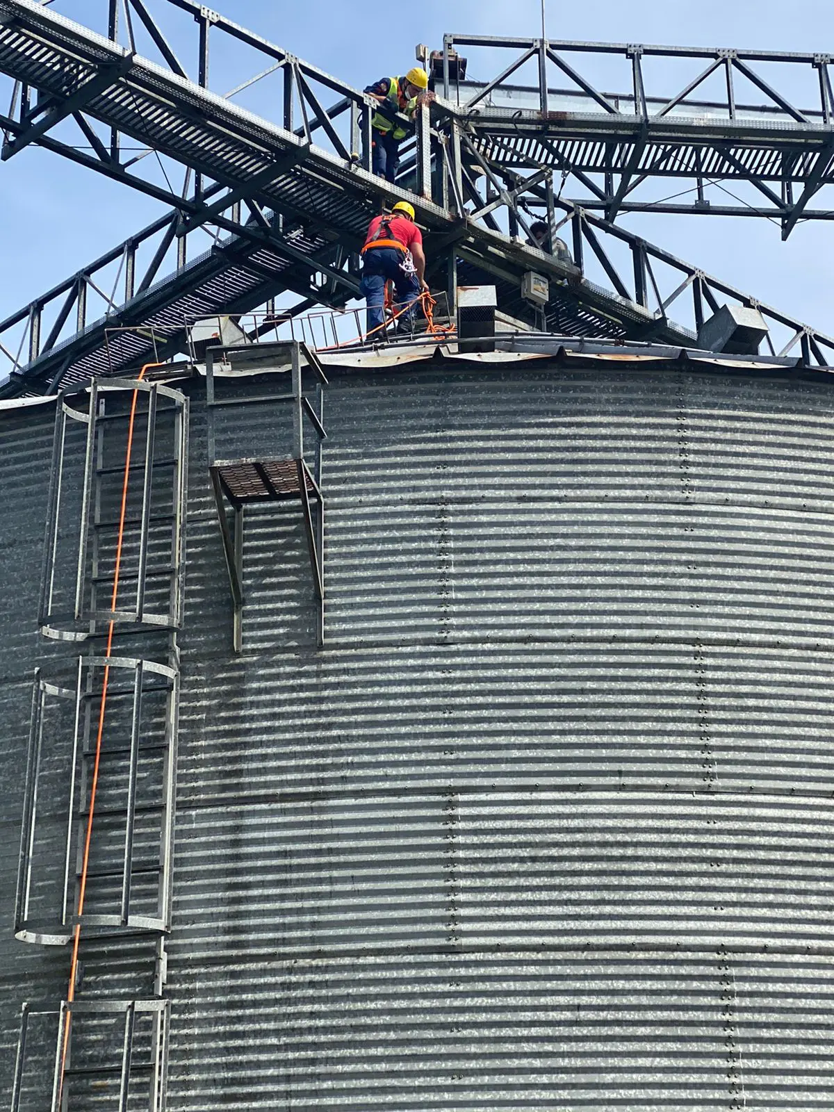 Trabalhador é resgatado pelo Corpo de Bombeiros após mal-estar em cima de silo de arroz