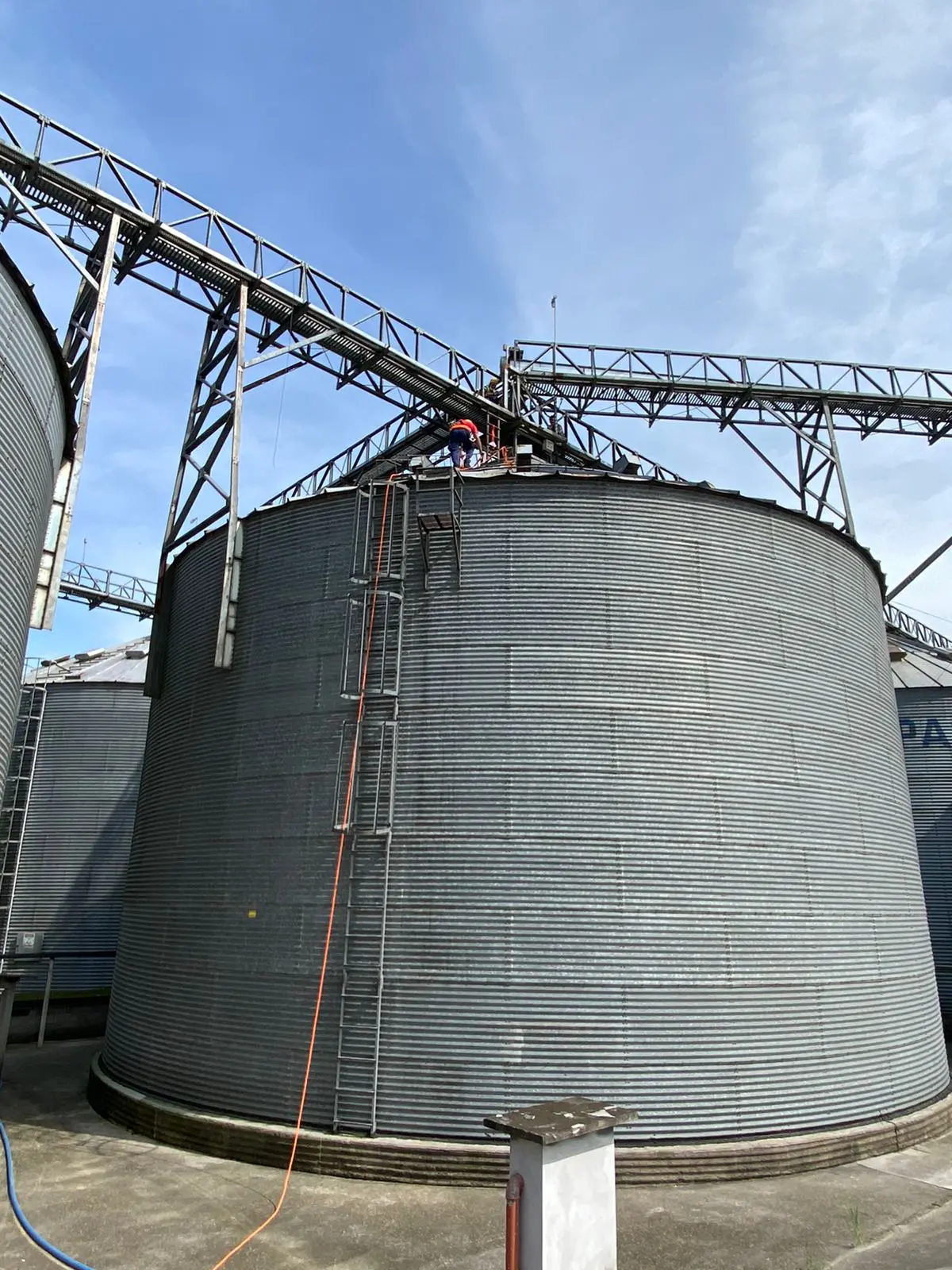 Trabalhador é resgatado pelo Corpo de Bombeiros após mal-estar em cima de silo de arroz