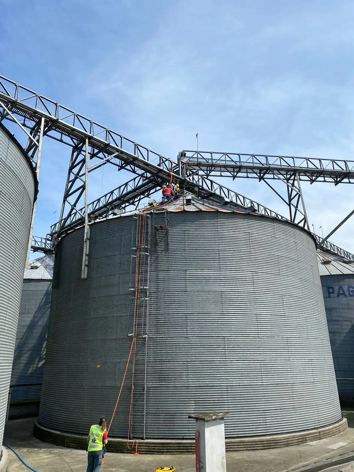 Trabalhador é resgatado pelo Corpo de Bombeiros após mal-estar em cima de silo de arroz