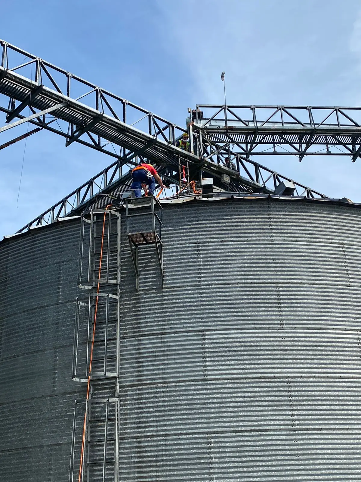 Trabalhador é resgatado pelo Corpo de Bombeiros após mal-estar em cima de silo de arroz