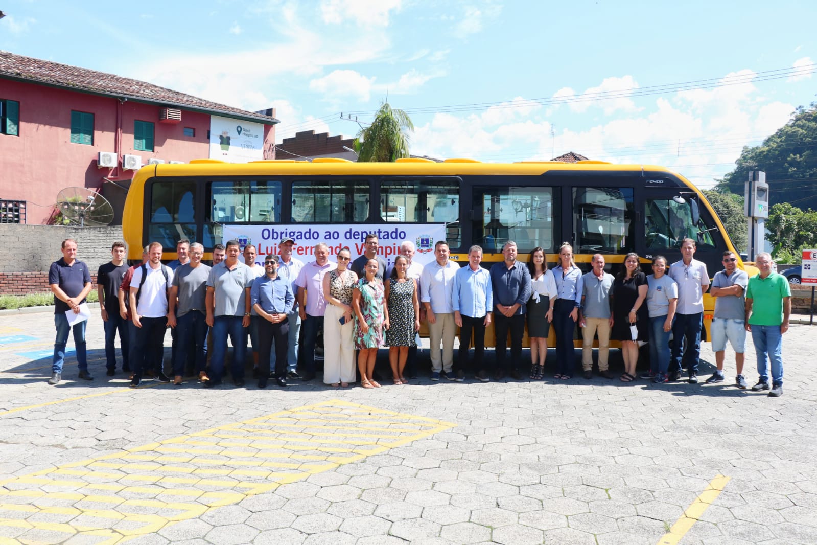 Entrega de ônibus escolar em Nova Veneza