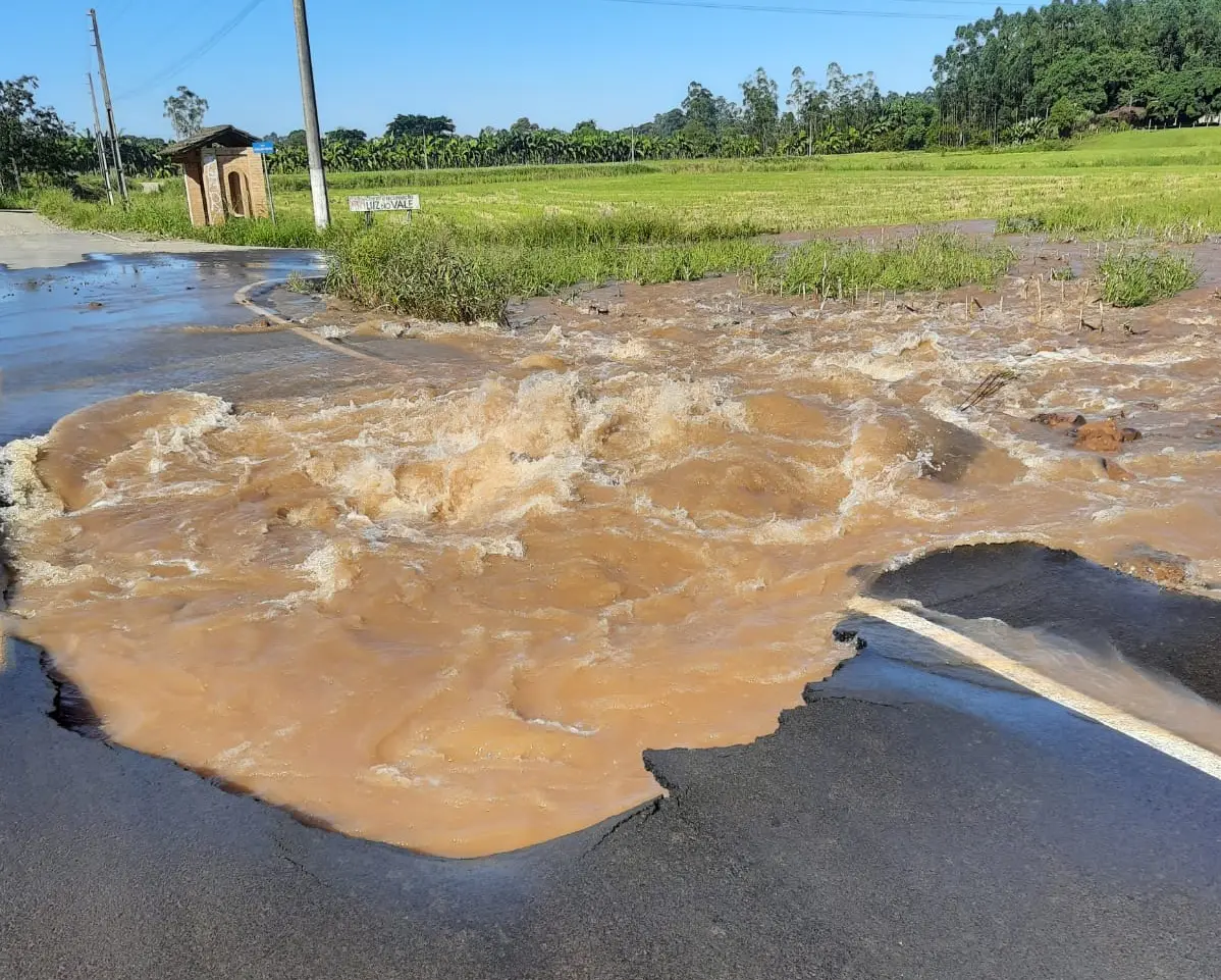 Rompimento de adutora no bairro Picadão em Nova Veneza