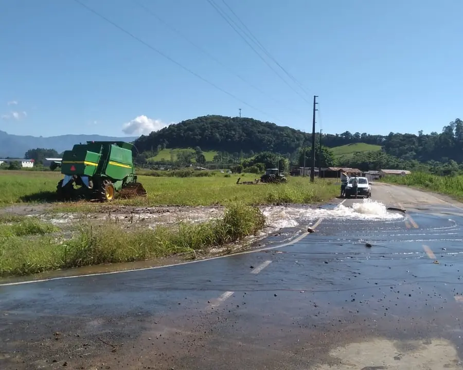 Rompimento de adutora no bairro Picadão em Nova Veneza