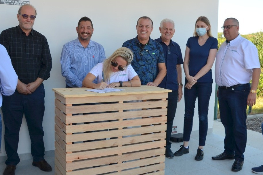 Amrec entrega em Nova Veneza o primeiro certificado de adesão ao SISBI 2 Amrec entrega em Nova Veneza o primeiro certificado de adesão ao SISBI