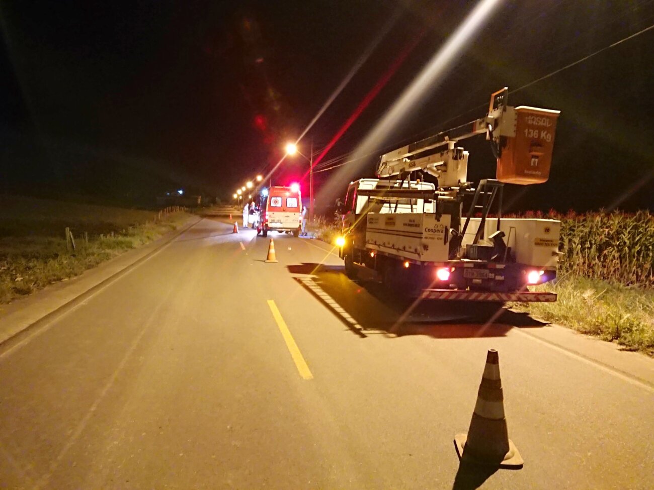 Motociclista fica ferido após bater na traseira de caminhão 1 Motociclista fica ferido após bater na traseira de caminhão