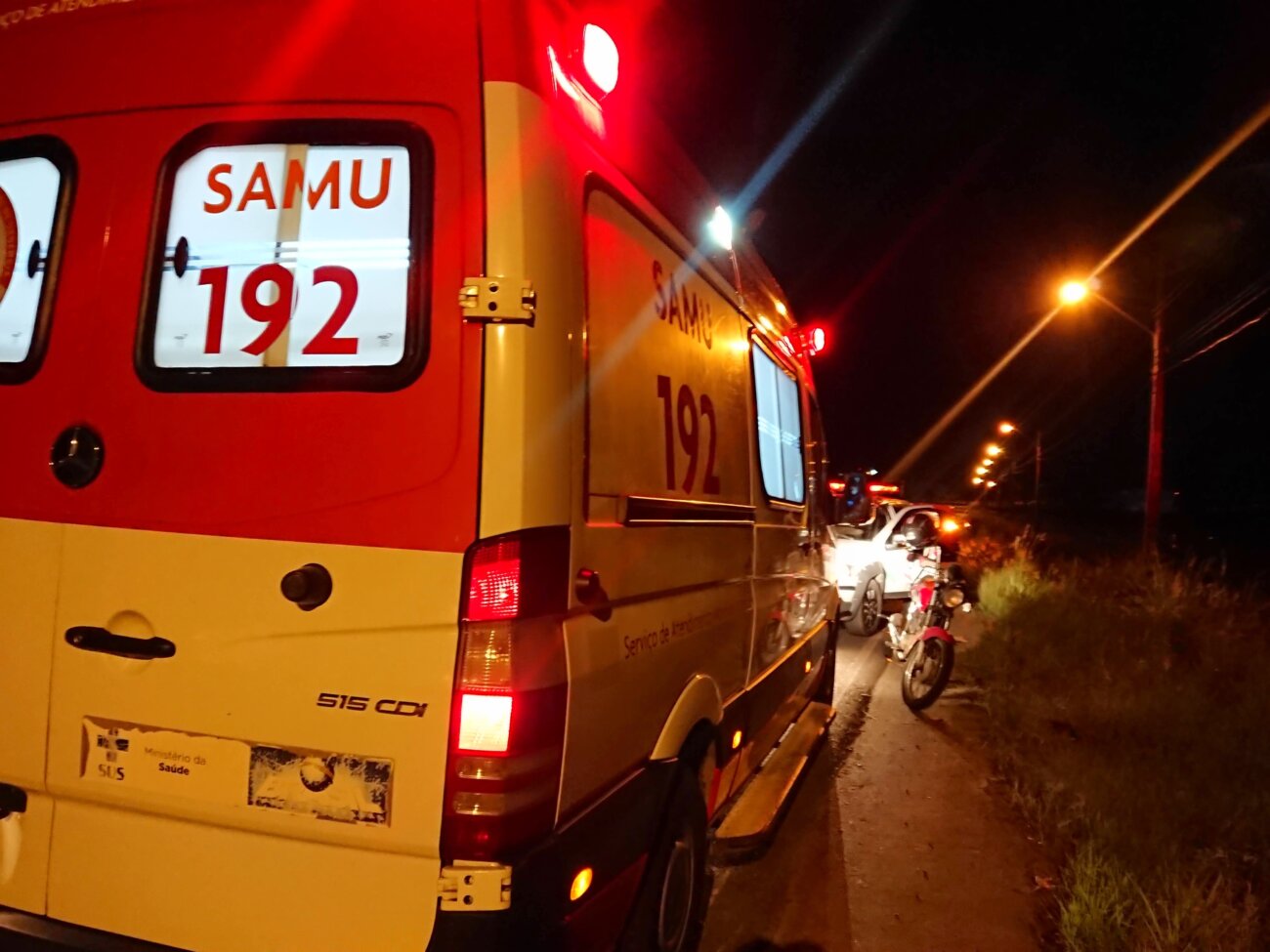 Ambulânica do SAMU socorre motociclista em acidente em Nova Veneza