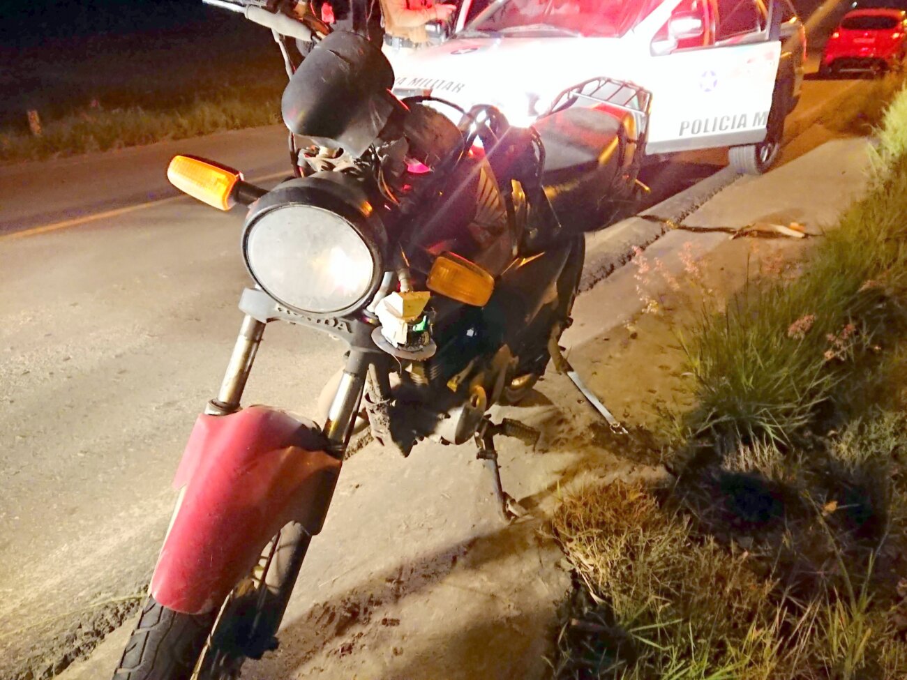 Motociclista fica ferido após bater na traseira de caminhão 2 Motociclista fica ferido após bater na traseira de caminhão
