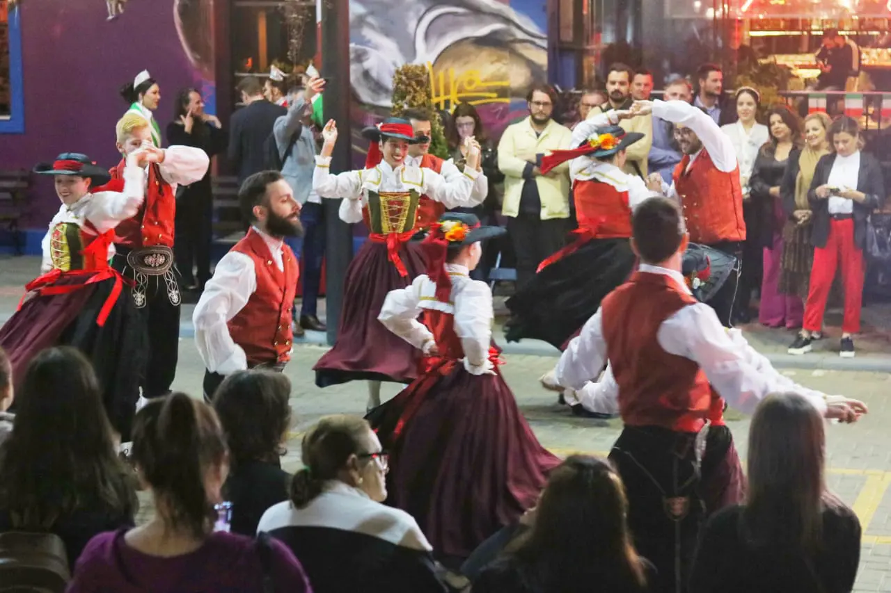 Grupo Folclórico dançando na Festa da Gastronomia 2022