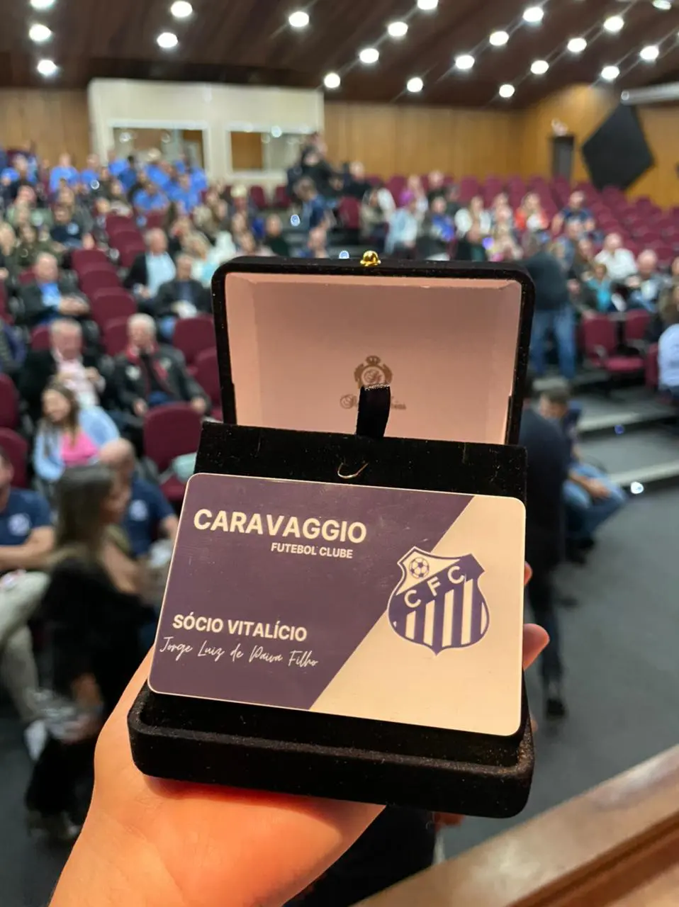Em noite de fortes emoções, Caravaggio lança documentário e hino