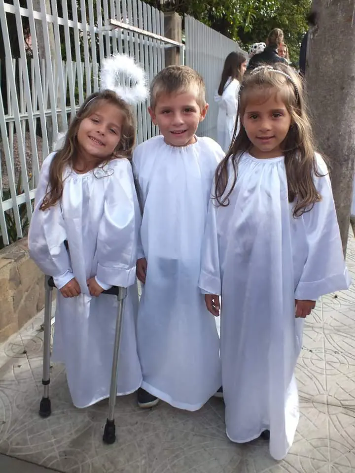 Anjinhos da Festa de Nossa Senhora de Caravaggio ganham acessórios da Nó de Pinho