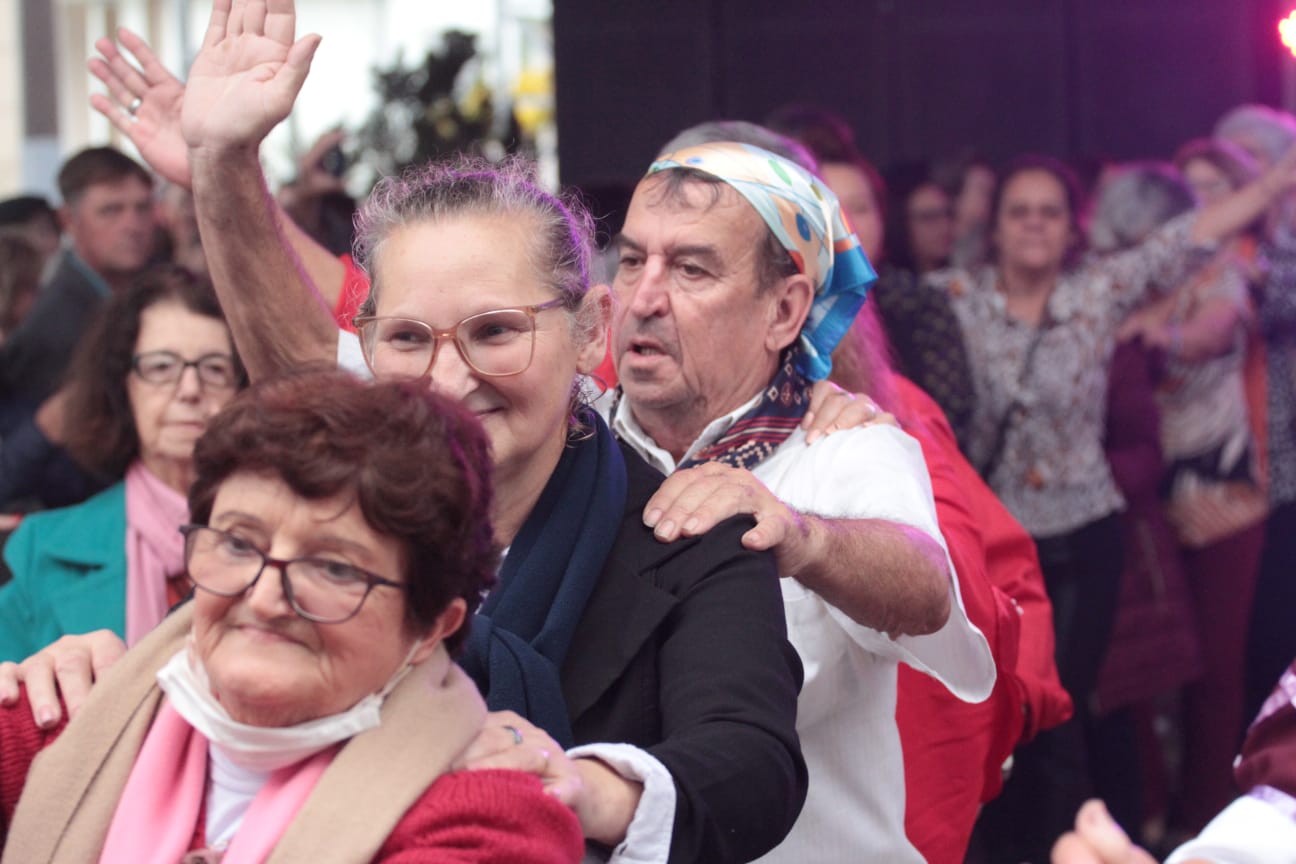 Aniversário de Nova Veneza é comemorado com corte de bolo 2 Aniversário de Nova Veneza é comemorado com corte de bolo